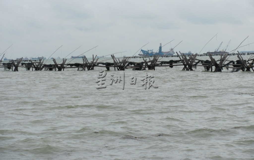 **已签发（请置头条）**柔：封面：【特稿】：从渔村蜕变石油工业重镇，边佳兰“虾笼”消逝发展洪流中