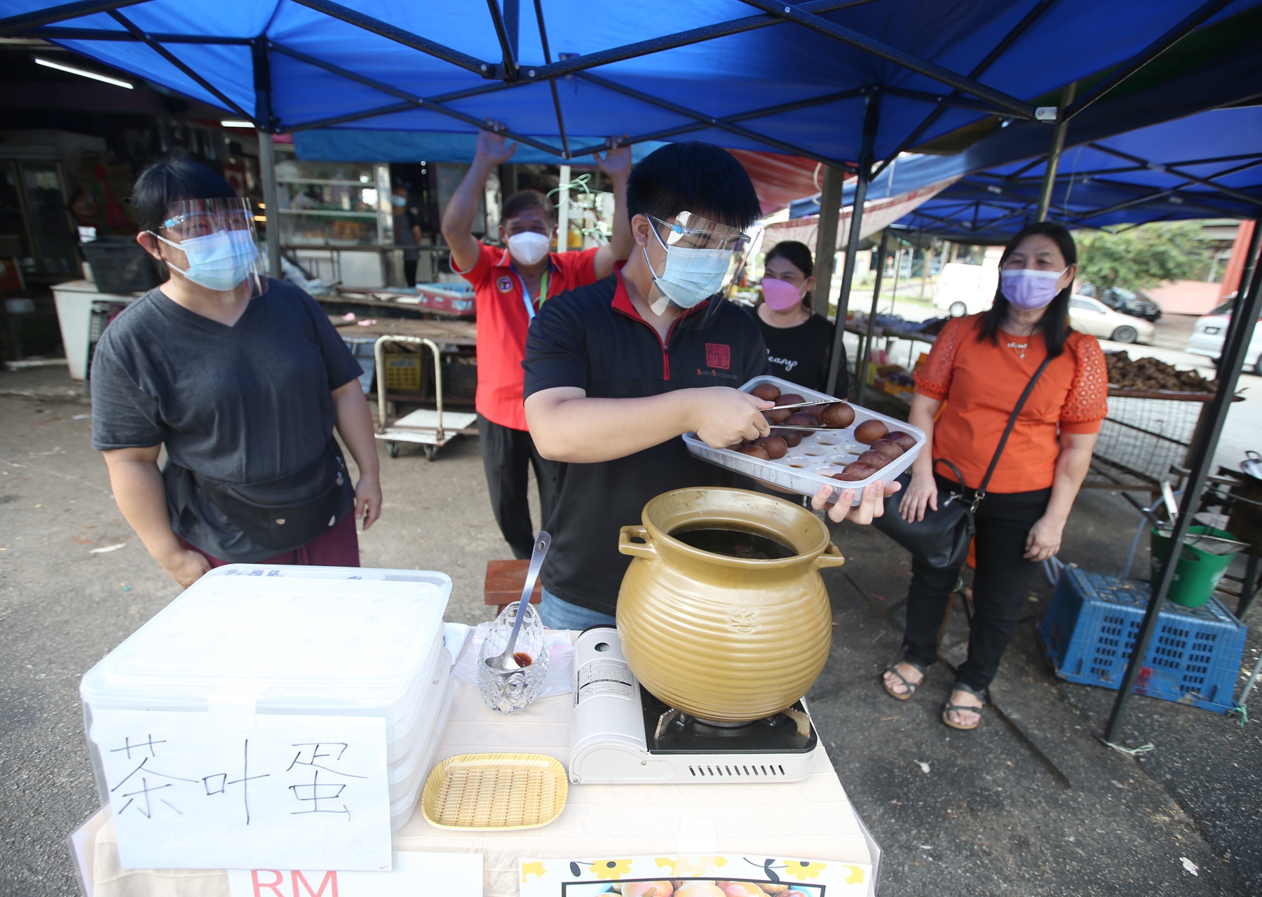 **已签发（请置头条）**柔：第三版头条：原因之一：80%小贩完成接种，柔南流动小商会吁早夜市小贩1015全面复业