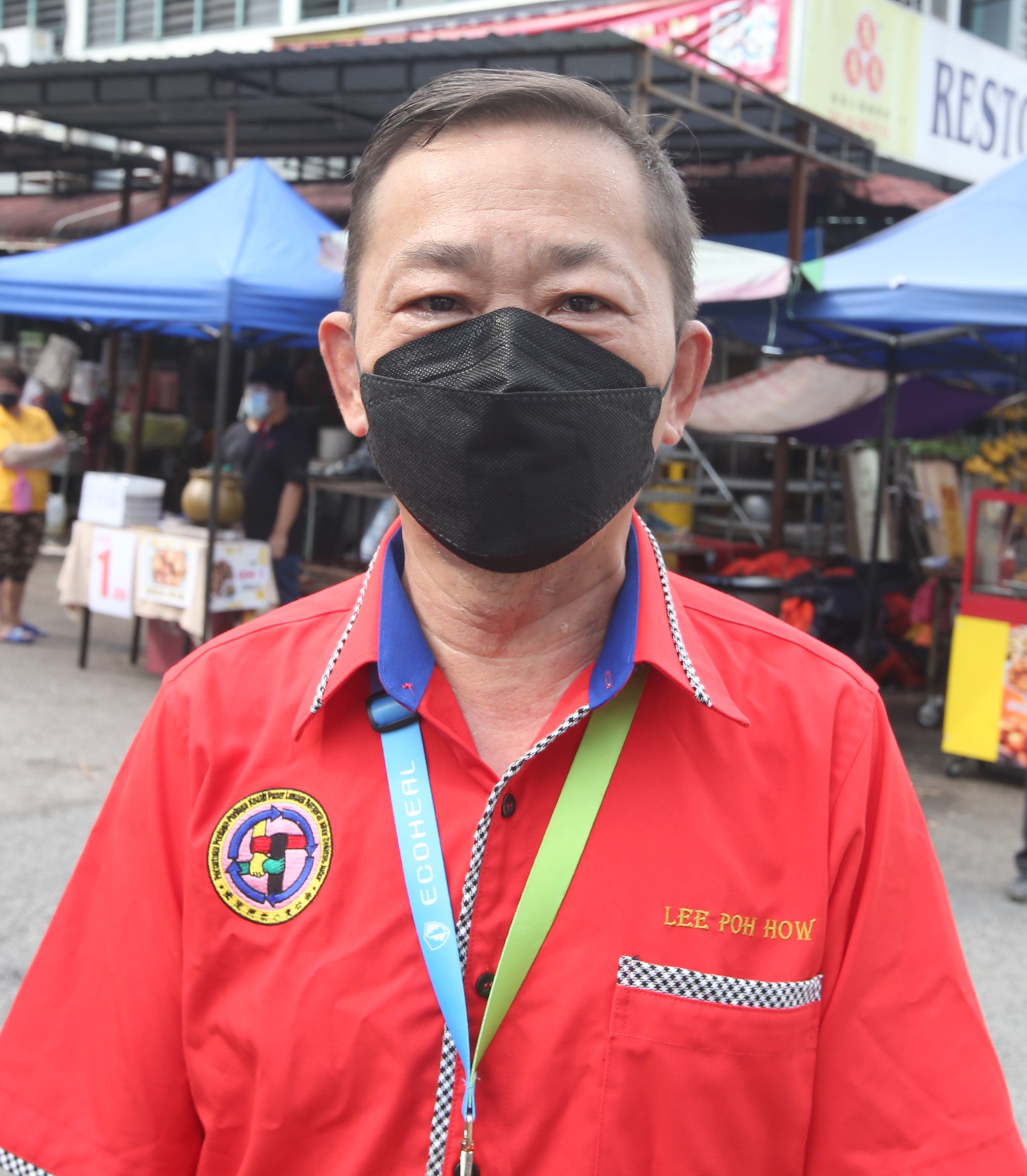 **已签发（请置头条）**柔：第三版头条：原因之一：80%小贩完成接种，柔南流动小商会吁早夜市小贩1015全面复业