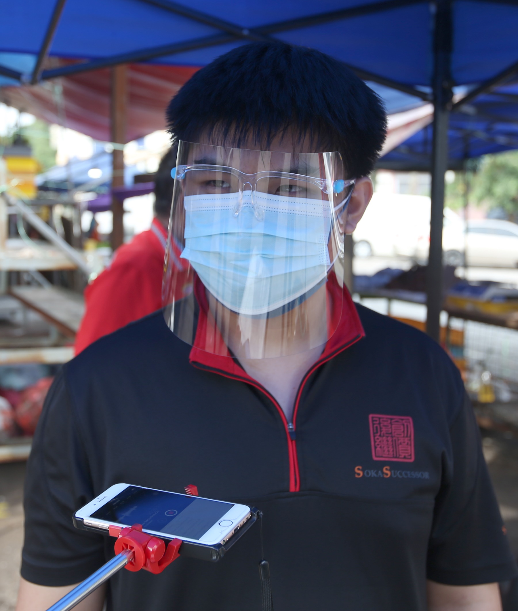 **已签发（请置头条）**柔：第三版头条：原因之一：80%小贩完成接种，柔南流动小商会吁早夜市小贩1015全面复业