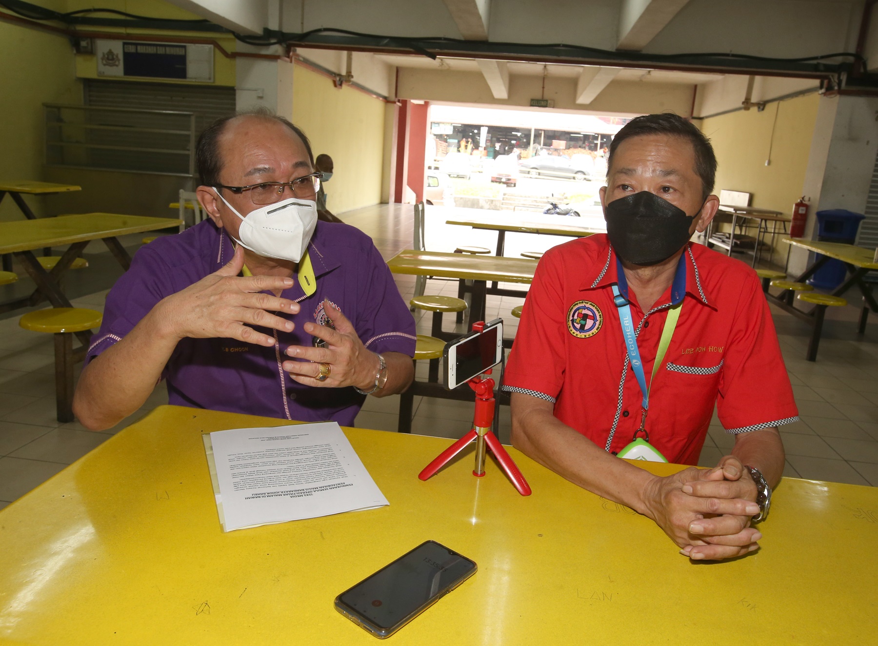 **已签发（请置头条）**柔：第三版头条：原因之一：80%小贩完成接种，柔南流动小商会吁早夜市小贩1015全面复业