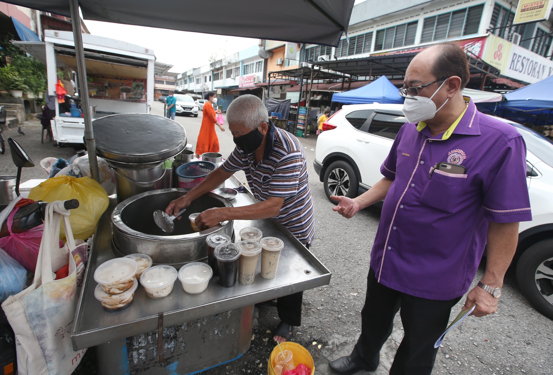 **已签发（请置头条）**柔：第三版头条：原因之一：80%小贩完成接种，柔南流动小商会吁早夜市小贩1015全面复业
