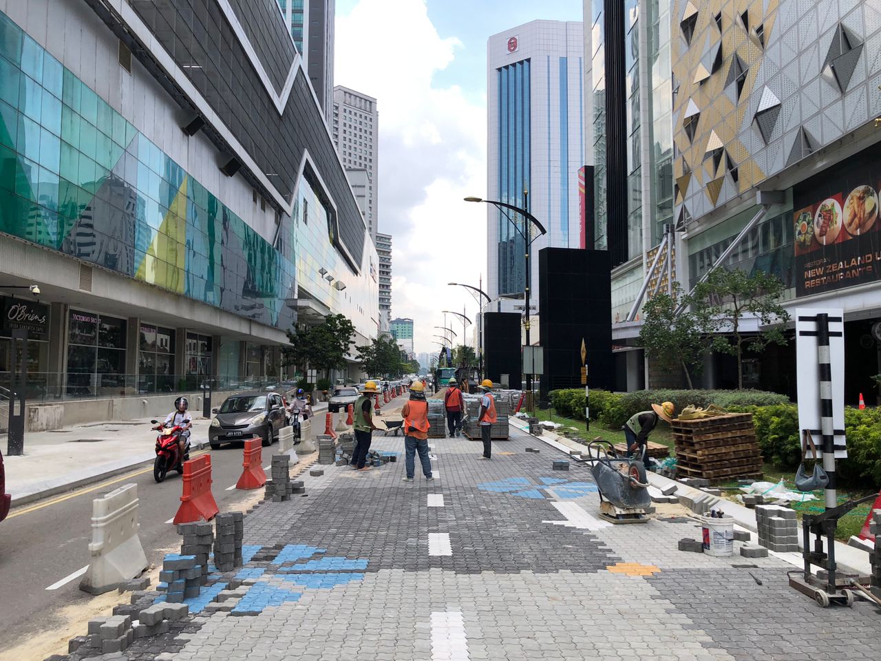 **已签发(请置头条)**柔:第三版头条:美化工程施工,黄亚福街“久违”大塞车