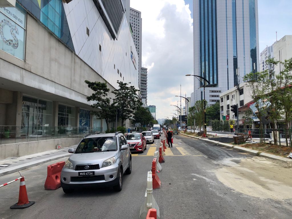 **已签发(请置头条)**柔:第三版头条:美化工程施工,黄亚福街“久违”大塞车