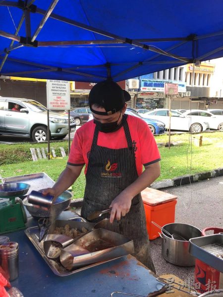 **已签发(请置头条)**柔:第二版头条:【特稿】:彩虹柔佛再也夜市重开首日见热闹,新山两大夜市渐恢复人气