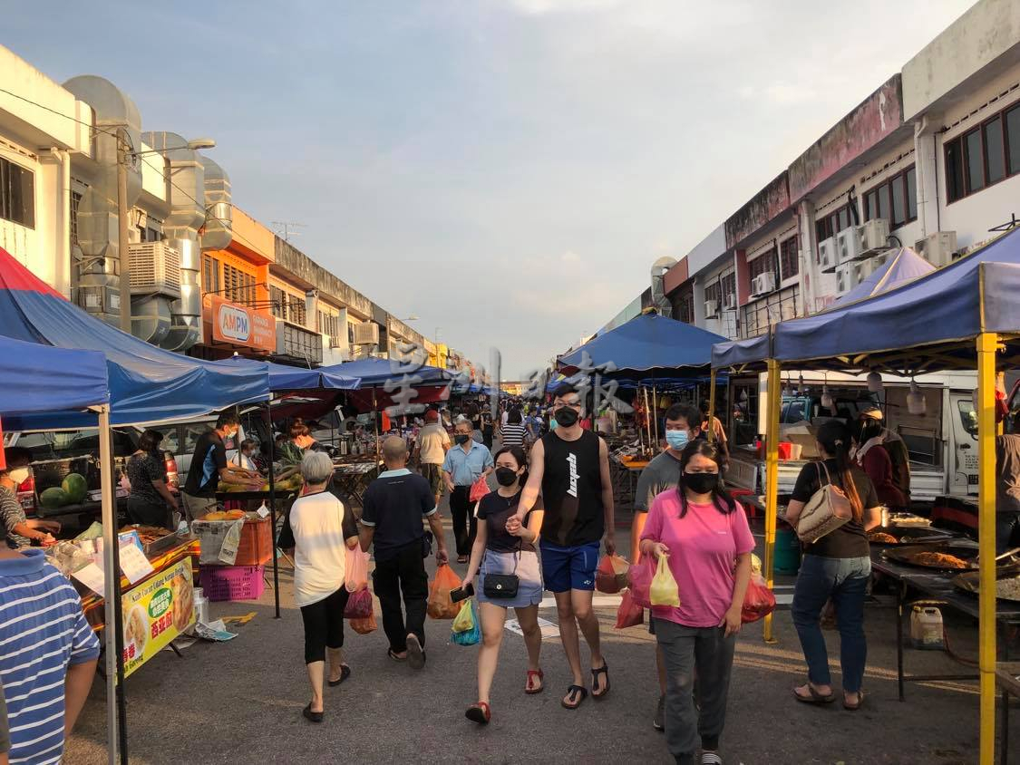 **已签发(请置头条)**柔:第二版头条:【特稿】:彩虹柔佛再也夜市重开首日见热闹,新山两大夜市渐恢复人气