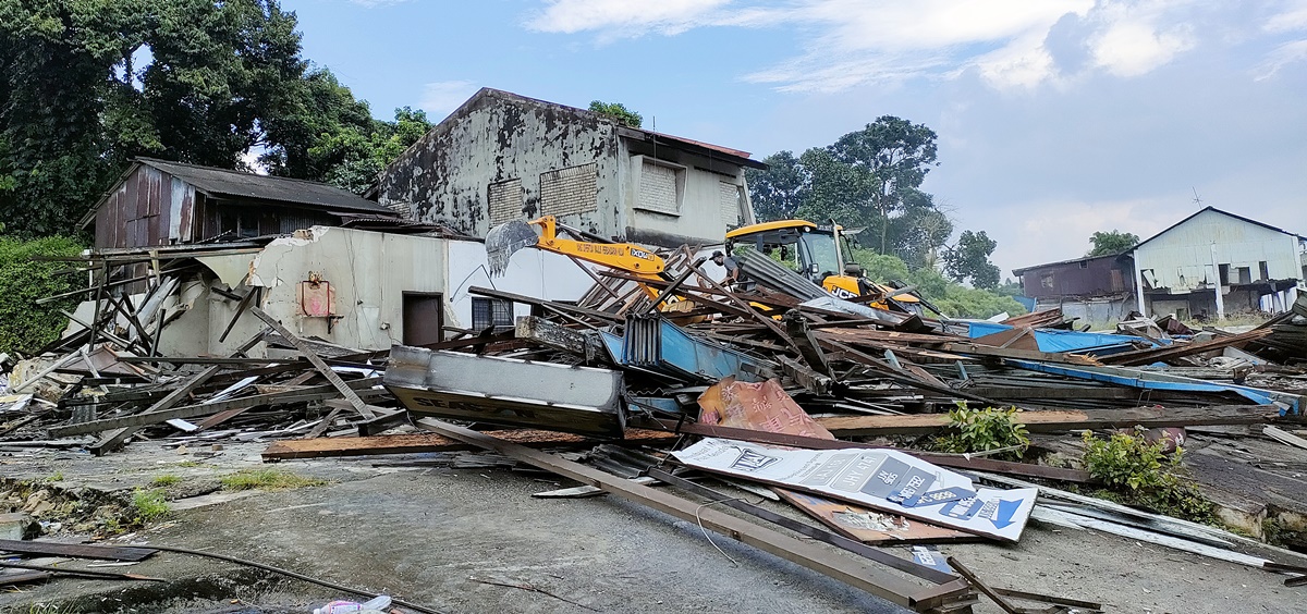 **已签发（请置头条）**柔：第二版头条：昔日繁华划句点，士乃上街场14百年店屋今早拆除