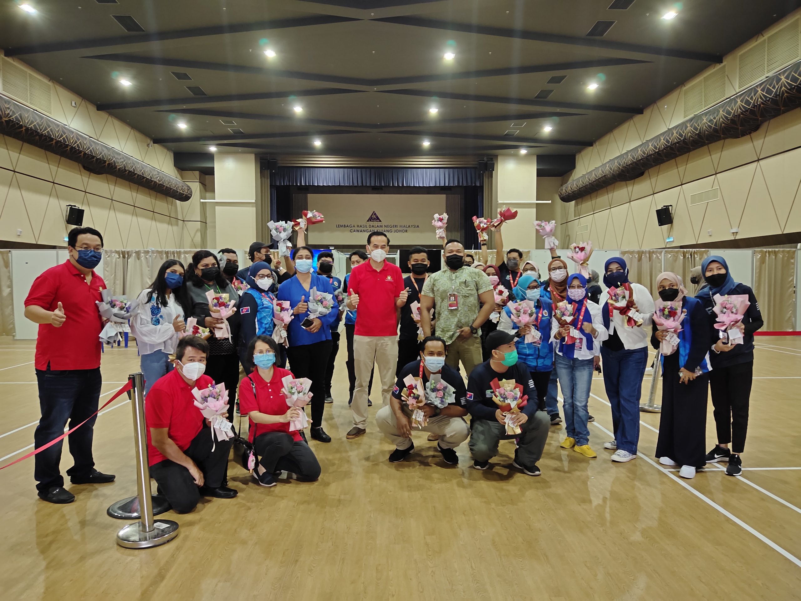 **已签发(请置头条)**柔:第二版头条:柔多个疫苗中心今最后一天运作,周忠信居銮疫苗中心送花表谢意