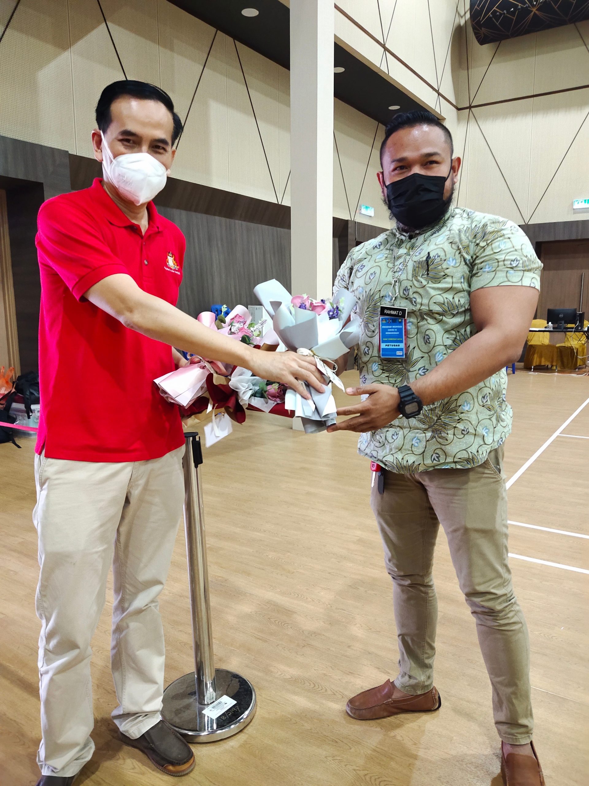 **已签发(请置头条)**柔:第二版头条:柔多个疫苗中心今最后一天运作,周忠信居銮疫苗中心送花表谢意