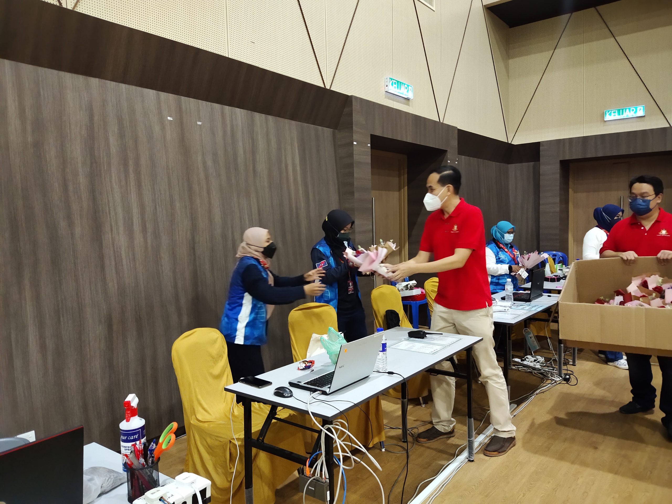 **已签发(请置头条)**柔:第二版头条:柔多个疫苗中心今最后一天运作,周忠信居銮疫苗中心送花表谢意