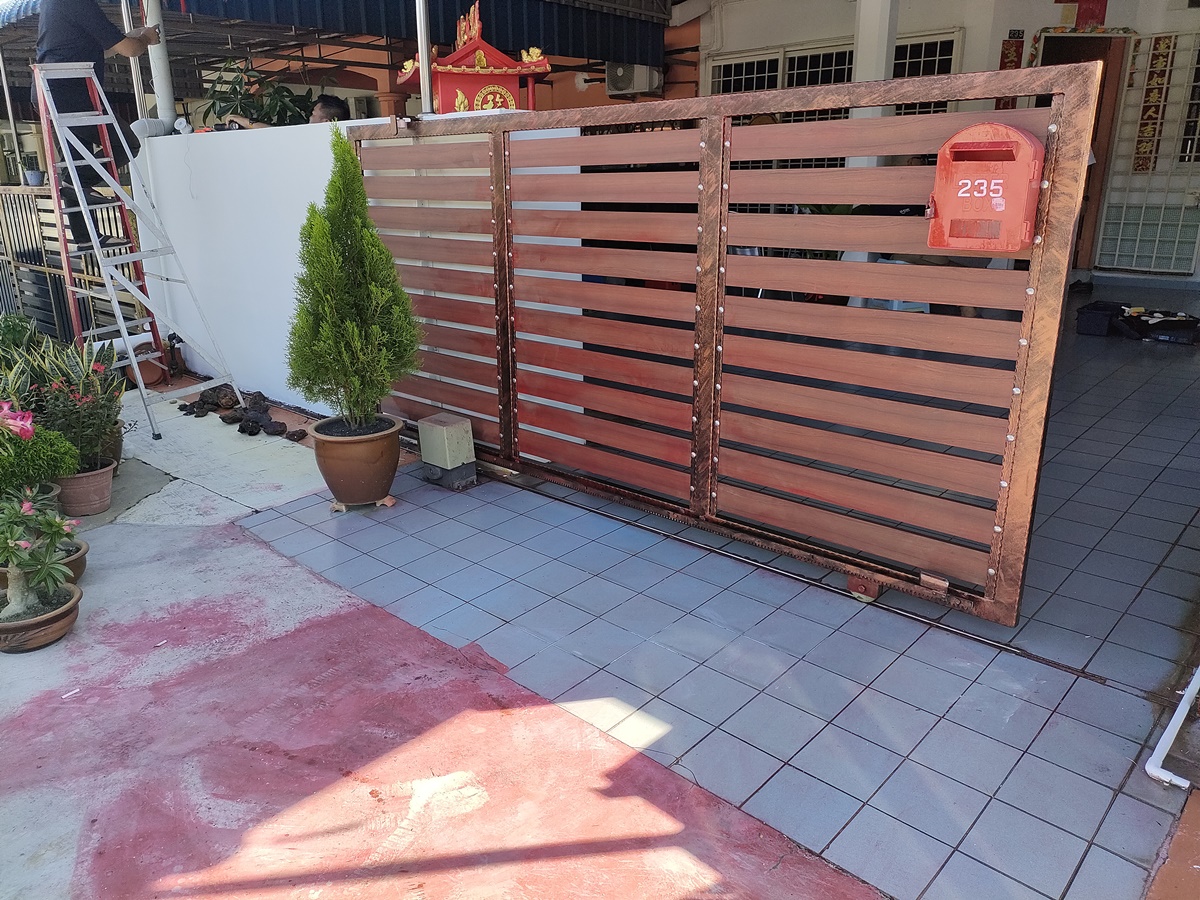 :“你敢挑战我们,这只是开始。”马华投诉局副主任家被泼漆留字条警告