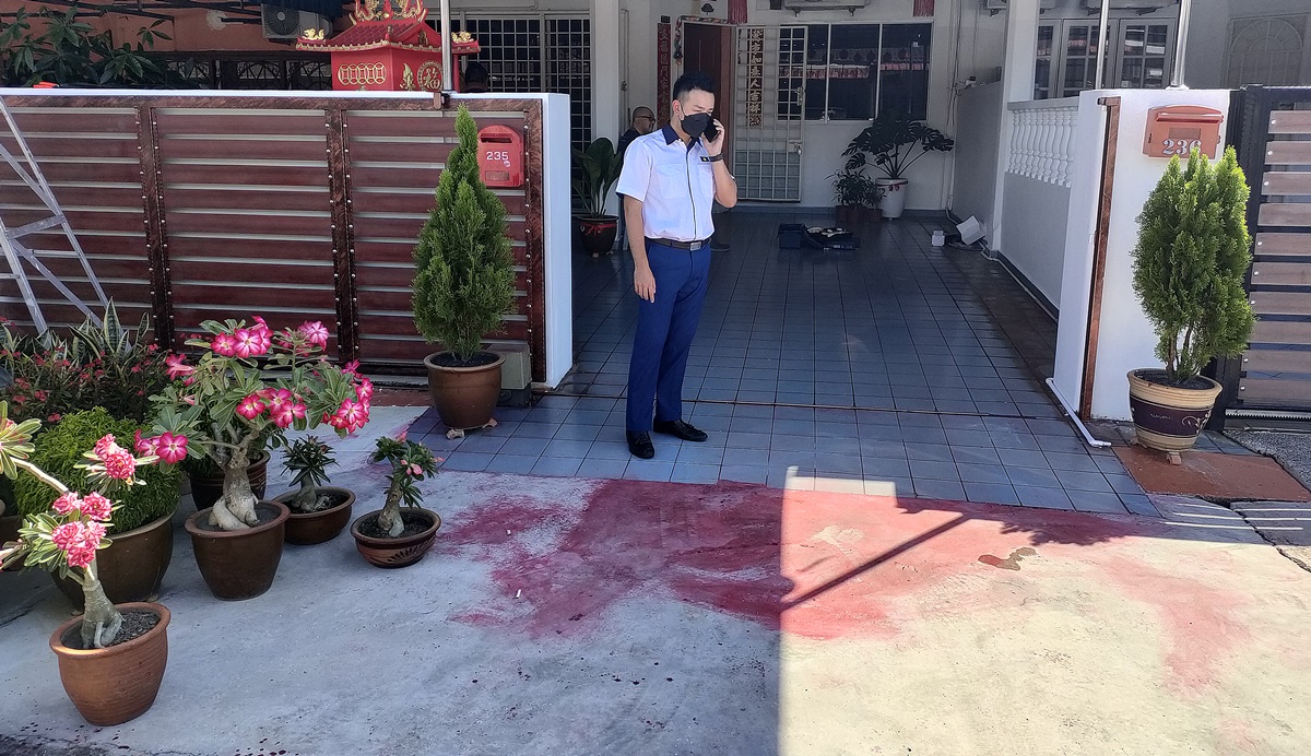 :“你敢挑战我们,这只是开始。”马华投诉局副主任家被泼漆留字条警告