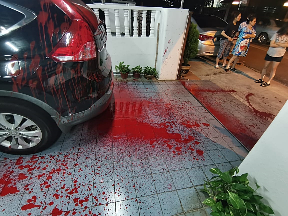 “你敢挑战我们,这只是开始。”马华投诉局副主任家被泼漆留字条警告