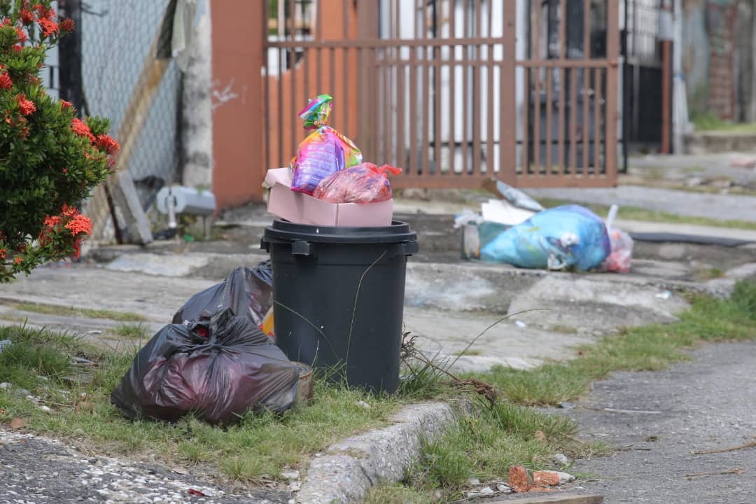 市政厅出动新买的垃圾车和招聘新合约工人，解决收垃圾问题