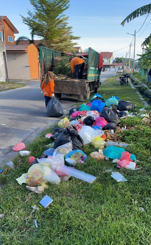 市政厅出动新买的垃圾车和招聘新合约工人，解决收垃圾问题
