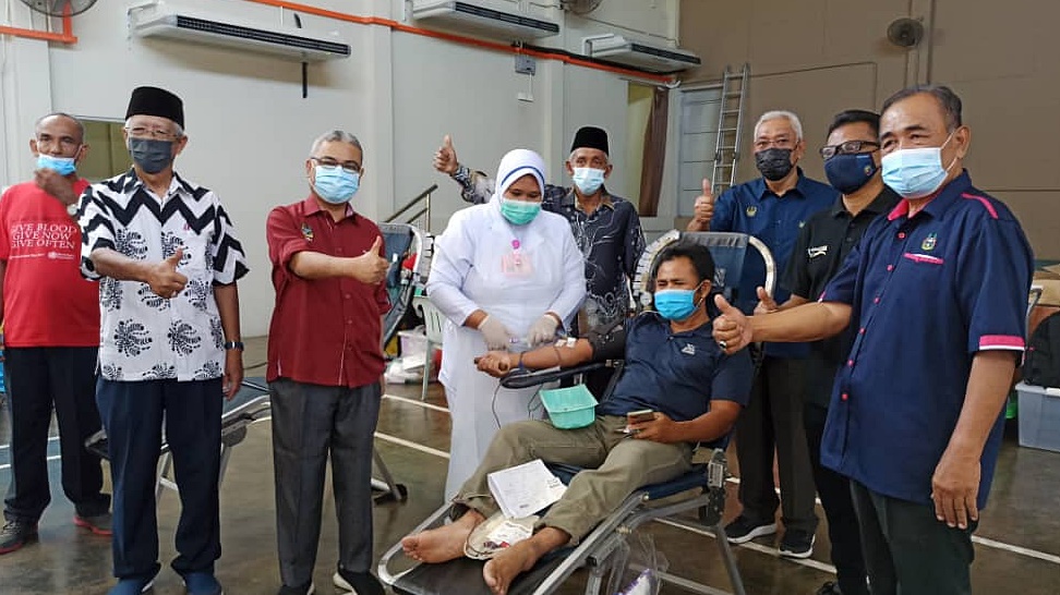 市政厅出动新买的垃圾车和招聘新合约工人，解决收垃圾问题