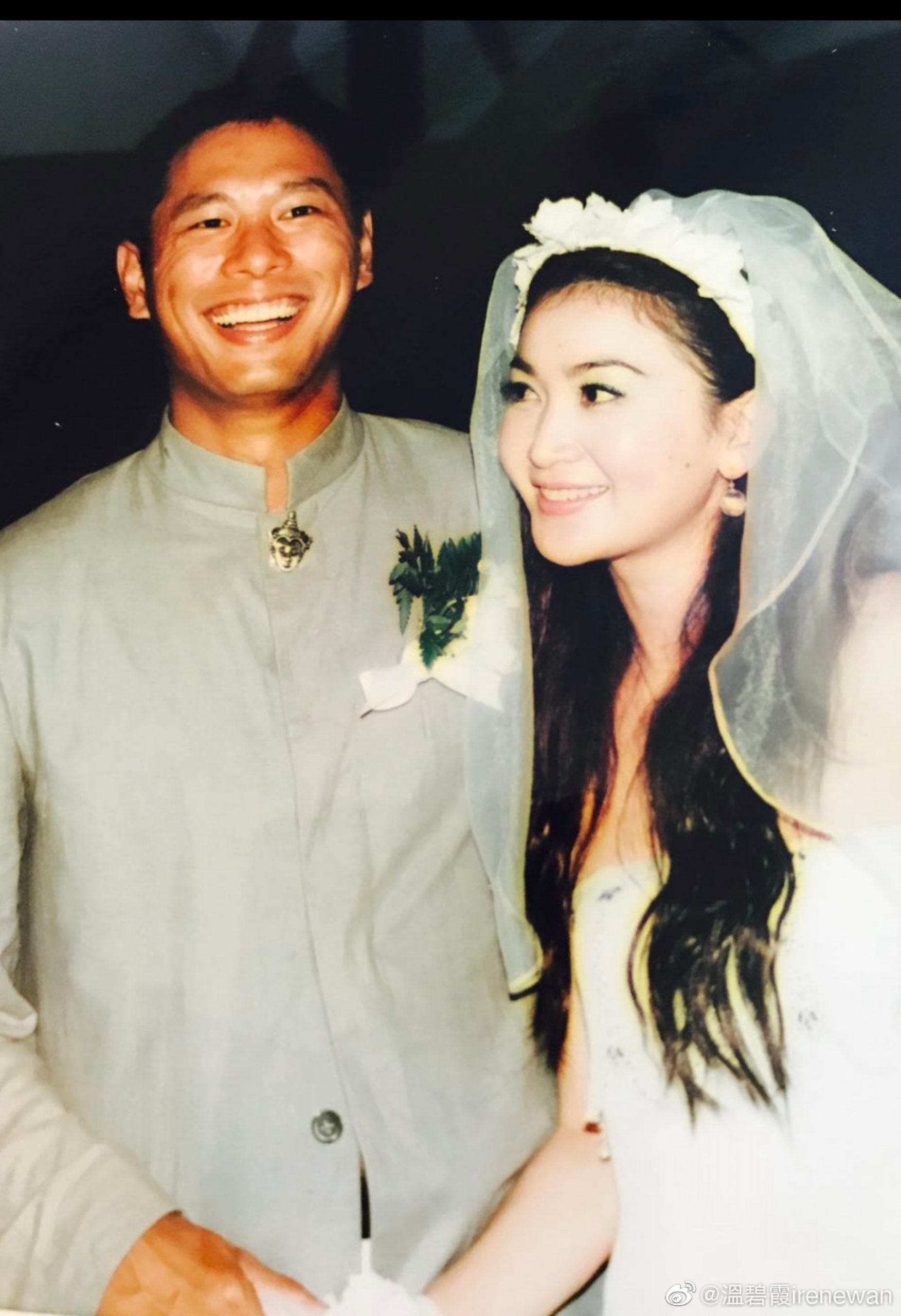 庆祝结婚21周年 温碧霞晒婚照告白老公