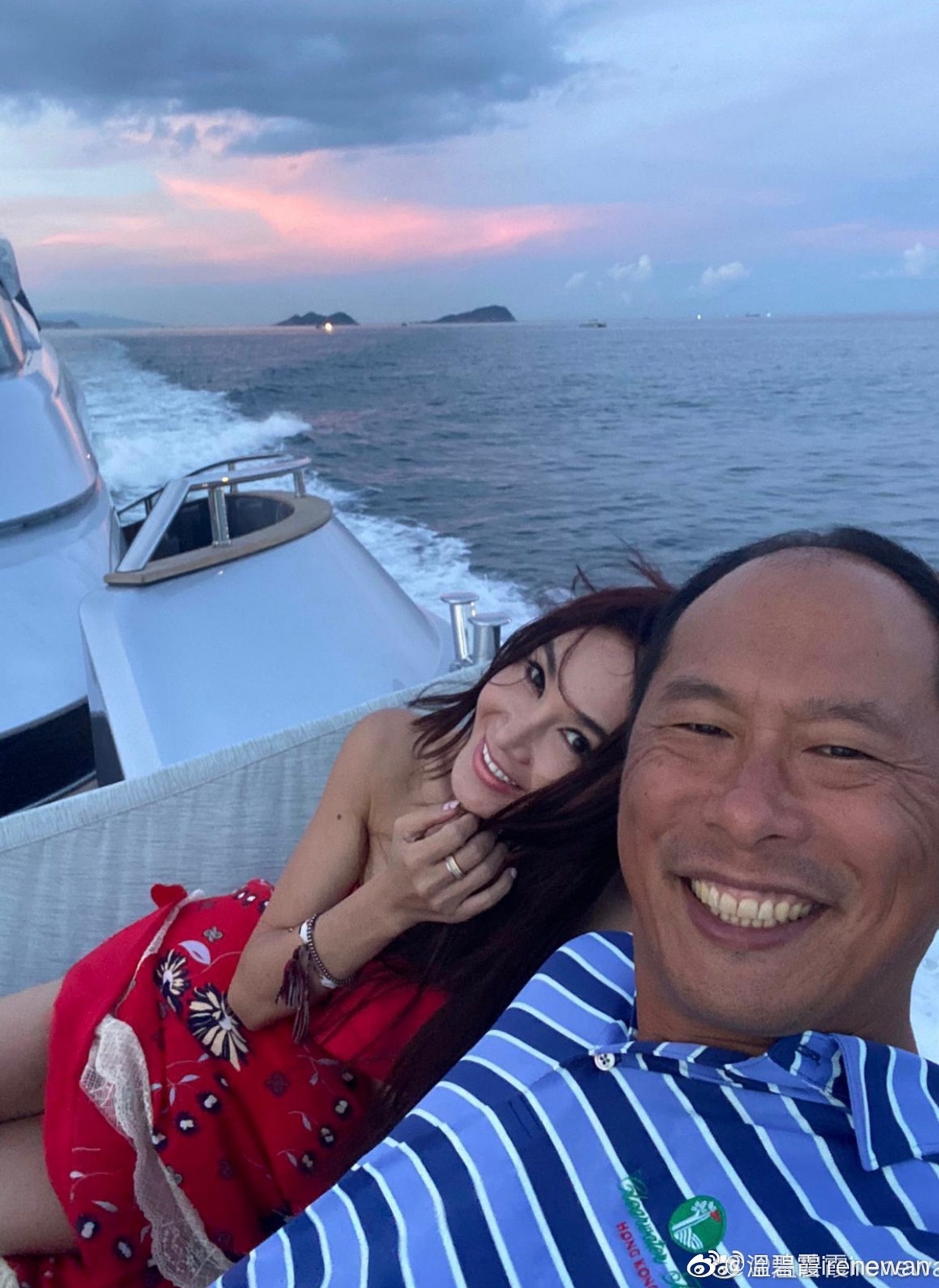 庆祝结婚21周年 温碧霞晒婚照告白老公