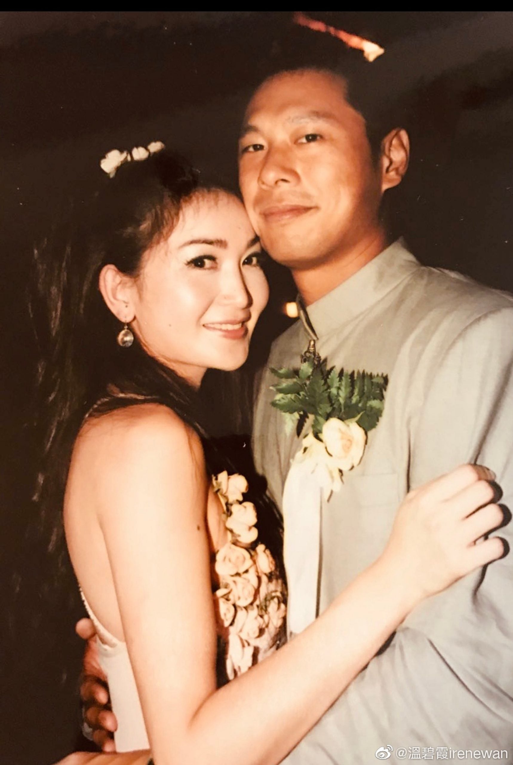 庆祝结婚21周年 温碧霞晒婚照告白老公