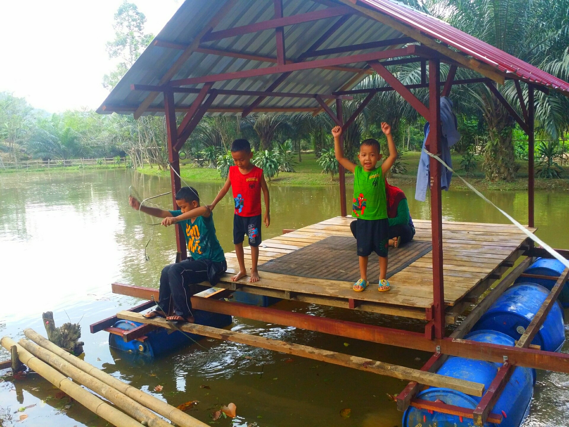 度假屋见水上建漂浮小木屋吸引顾客