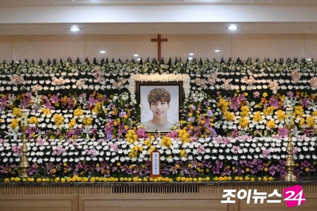 恶搞钟铉灵堂照宣传演唱会 美歌手遭轰不敬