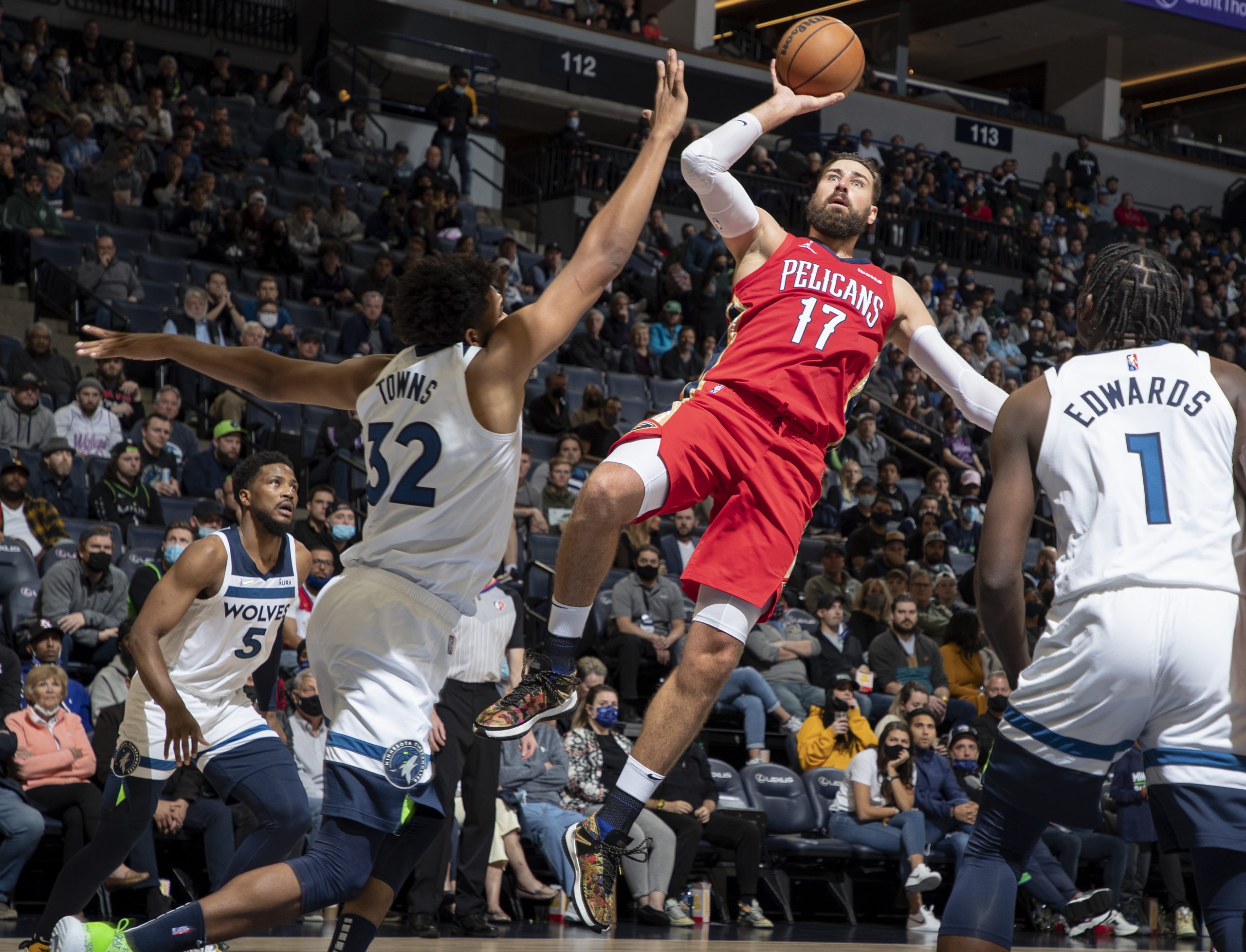 惊险擒龙开季4连胜  公牛东部唯一不败