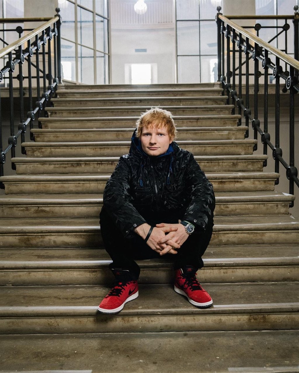 惊！艾德希兰确诊冠病 7天前无罩和威廉王子夫妇交谈