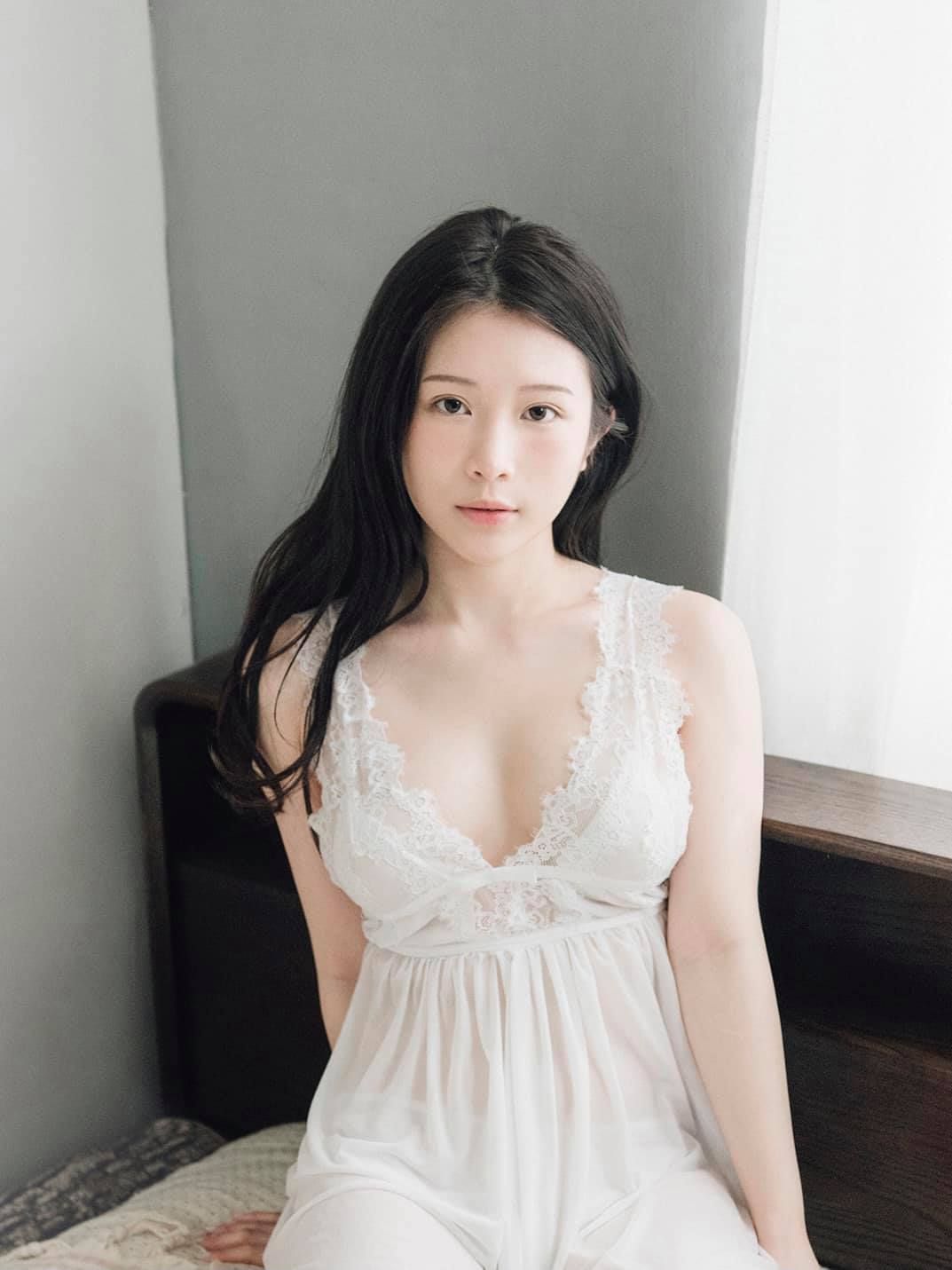 手遮肚皮宣布“怀孕初期”  郑家纯吓坏网民