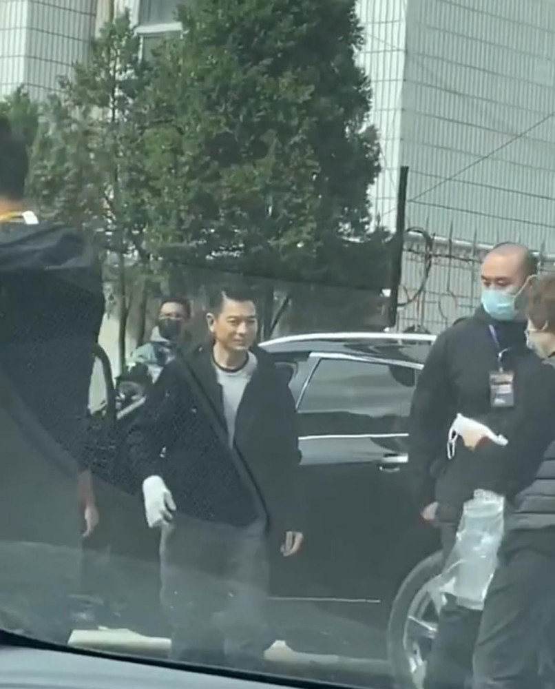 拍戏受伤?  刘德华手缠绷带引网民担心 