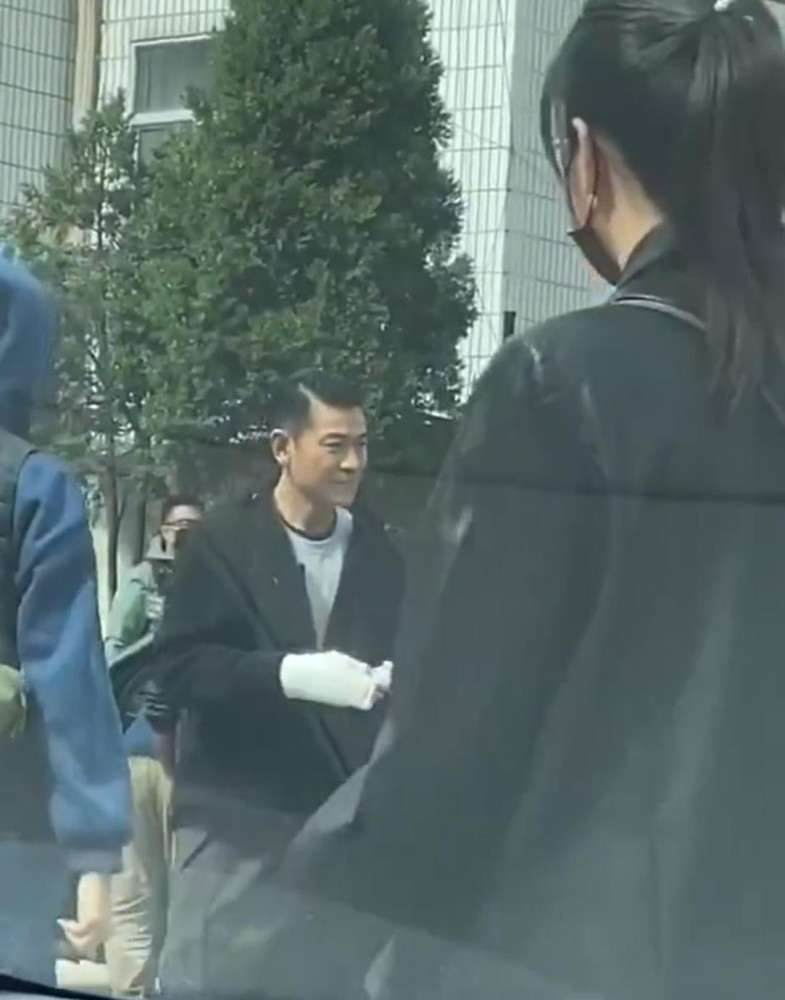 拍戏受伤?  刘德华手缠绷带引网民担心 