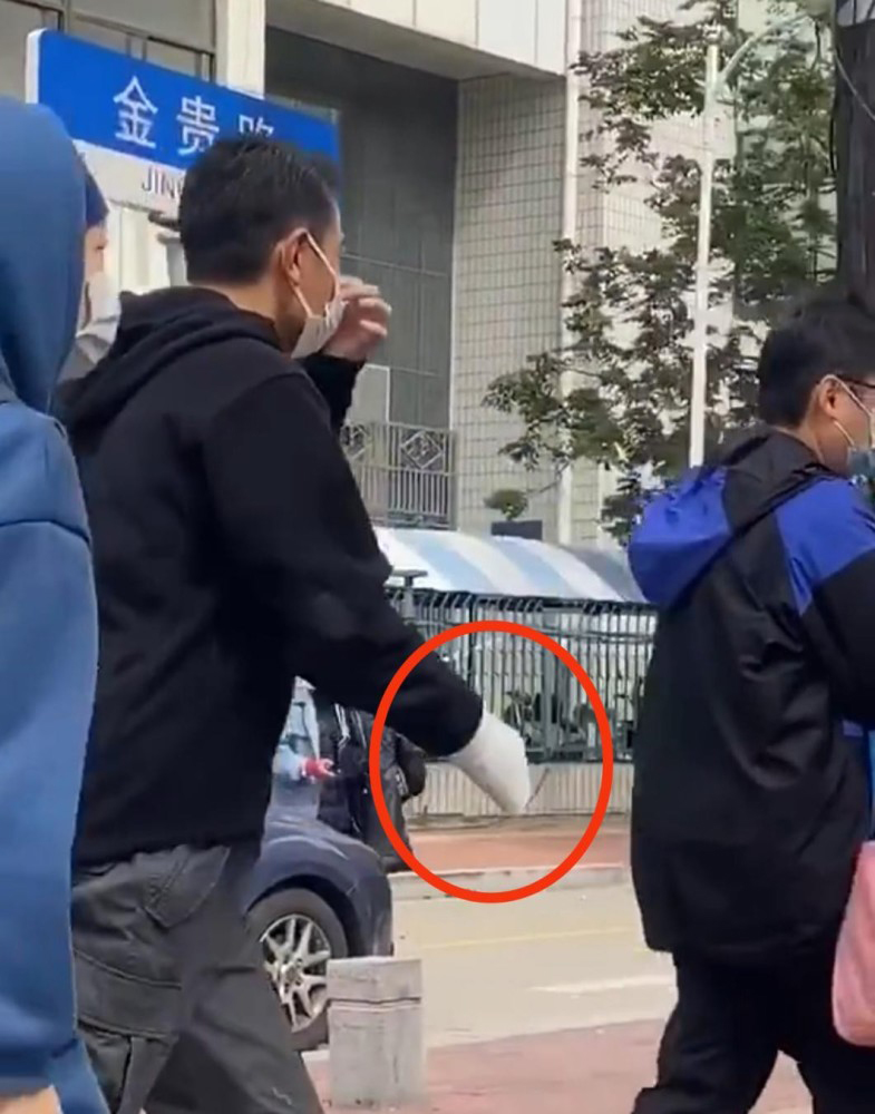 拍戏受伤?  刘德华手缠绷带引网民担心 