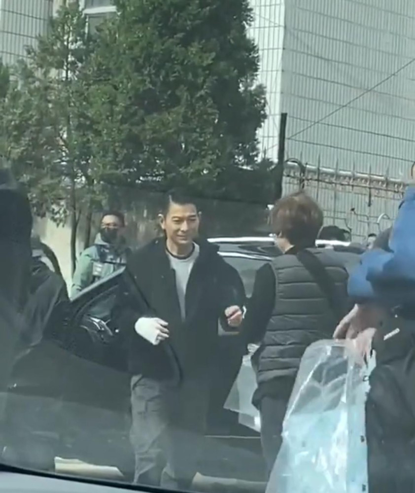 拍戏受伤?  刘德华手缠绷带引网民担心 