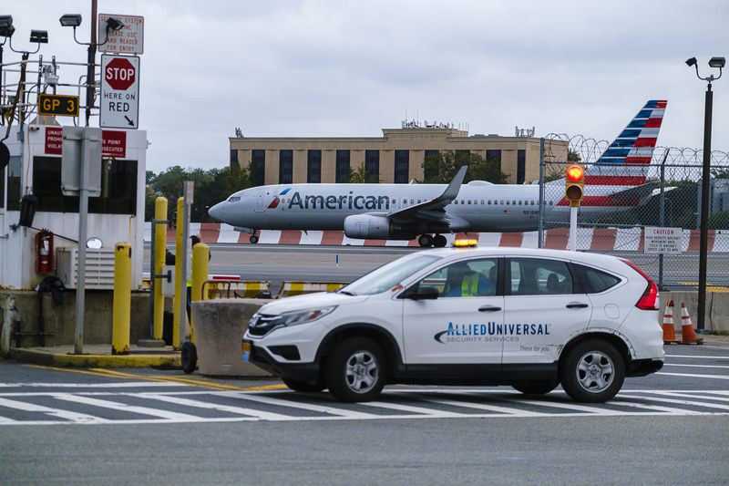 拚图 2图/乘客可疑惹炸弹惊魂 美航客机急降纽约