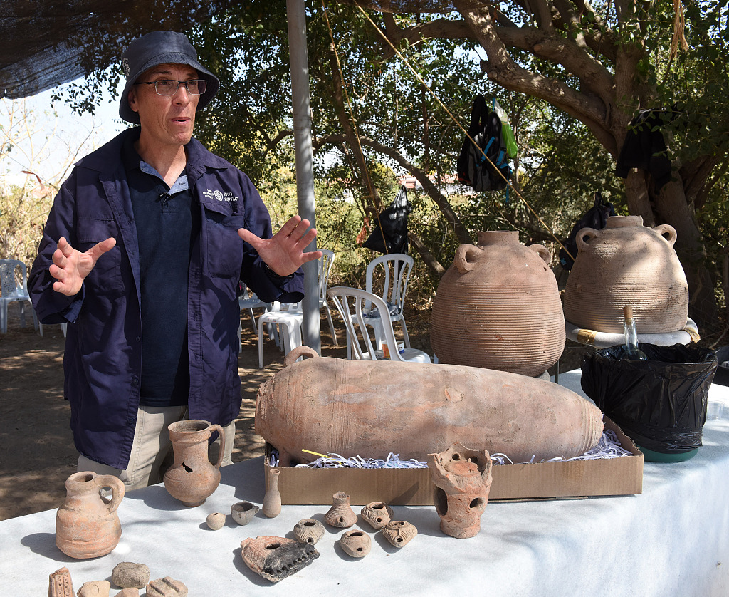 拚图两图)以色列发现1500年前葡萄酒厂 年产或达200万升