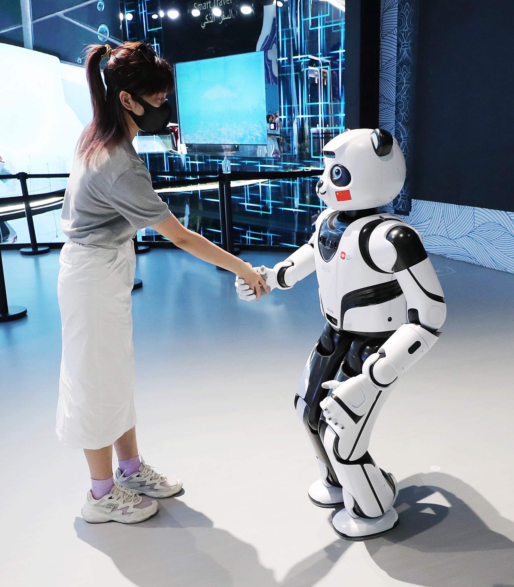 拼盘 2图 迪拜世博会中国馆开幕 网红熊猫机器人“萌化”世博园