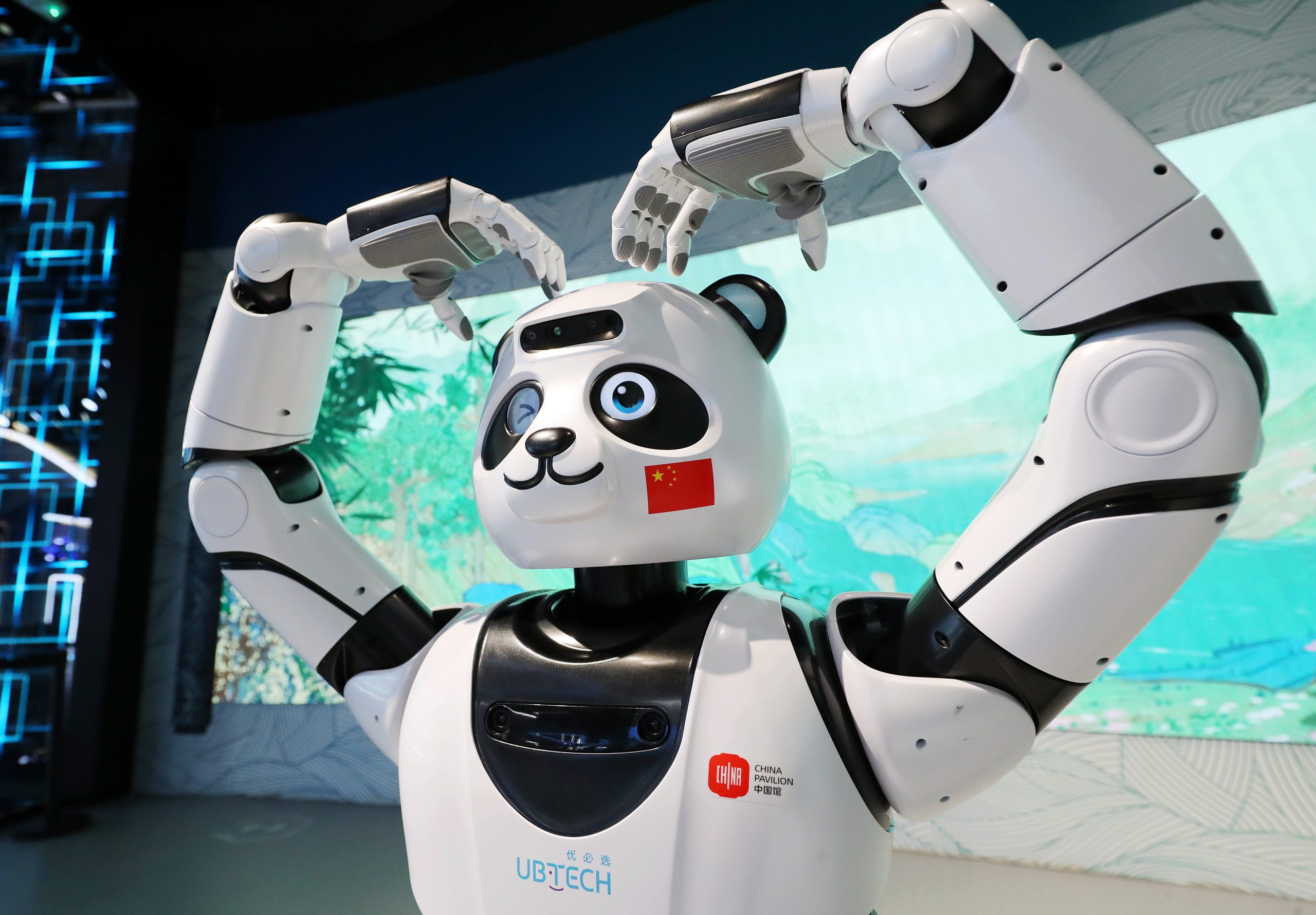 拼盘 2图 迪拜世博会中国馆开幕 网红熊猫机器人“萌化”世博园
