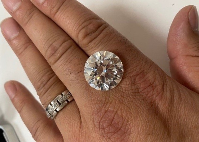 拼盘 2图/妇人打扫房子寻“锆石” 鉴定后竟是34卡巨钻