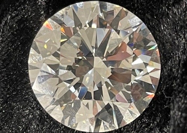 拼盘 2图/妇人打扫房子寻“锆石” 鉴定后竟是34卡巨钻