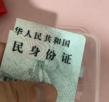 拼盘 2图／自制生日卡贺妈妈生日 女儿为贴照片剪烂身分证