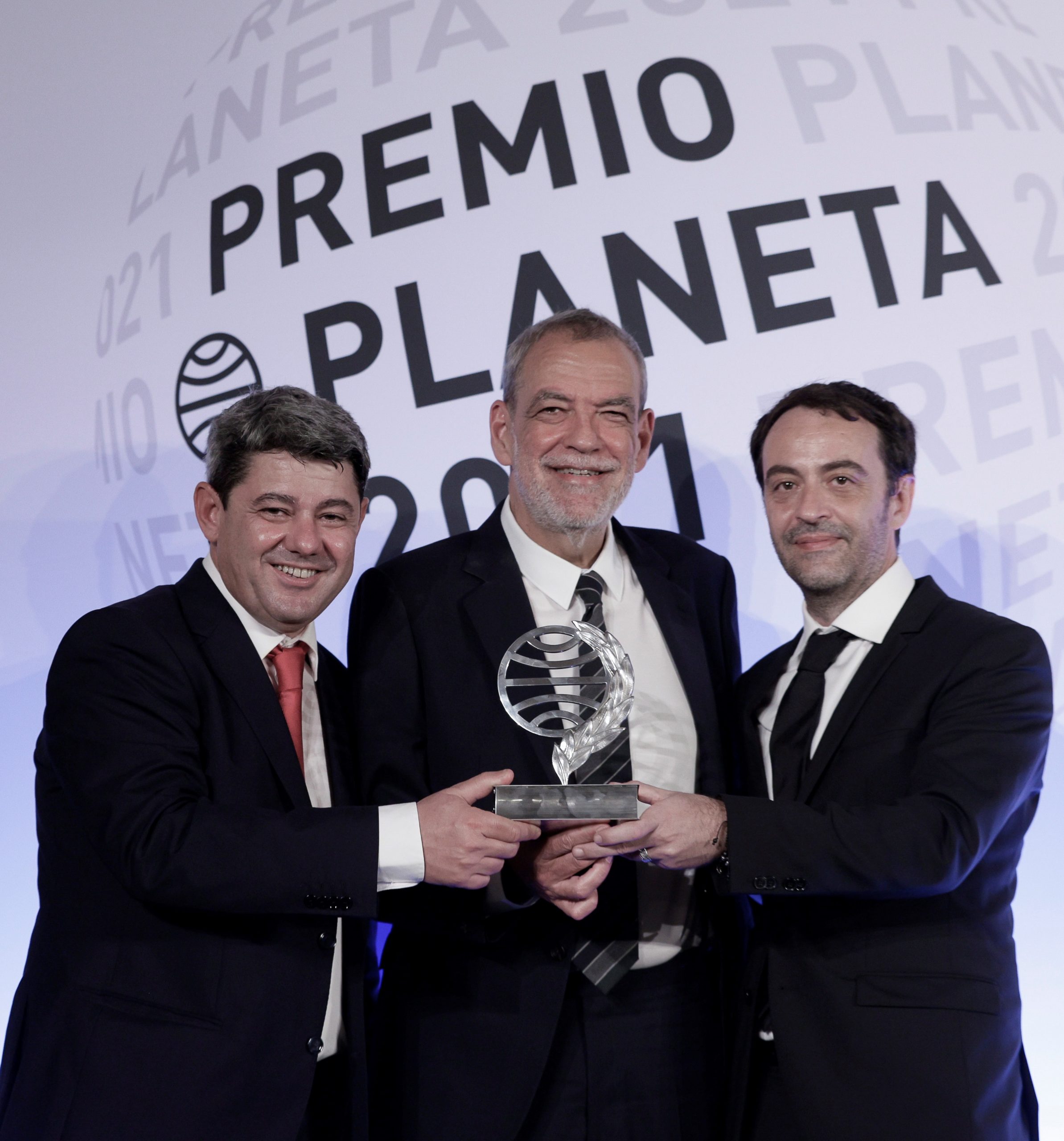 拼盘 西班牙惊悚悬疑女作家 竟是3个大男人