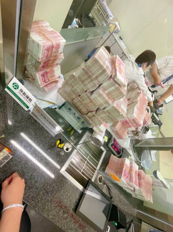 拼盘 2图/中国网红不爽银行 怒领千万现款开劳斯莱斯走人