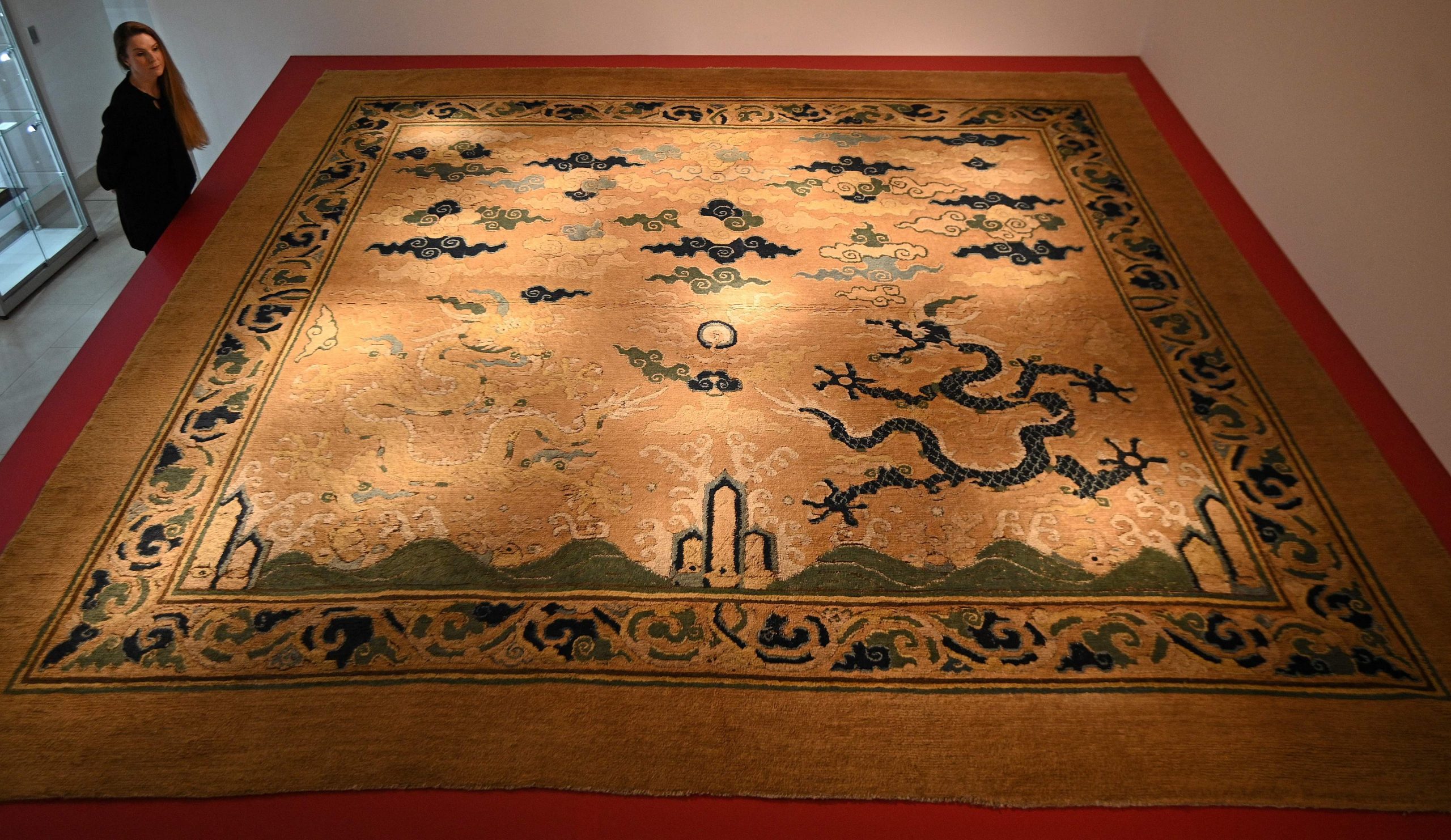 拼盘/明朝皇帝宝座古毯将在巴黎拍卖