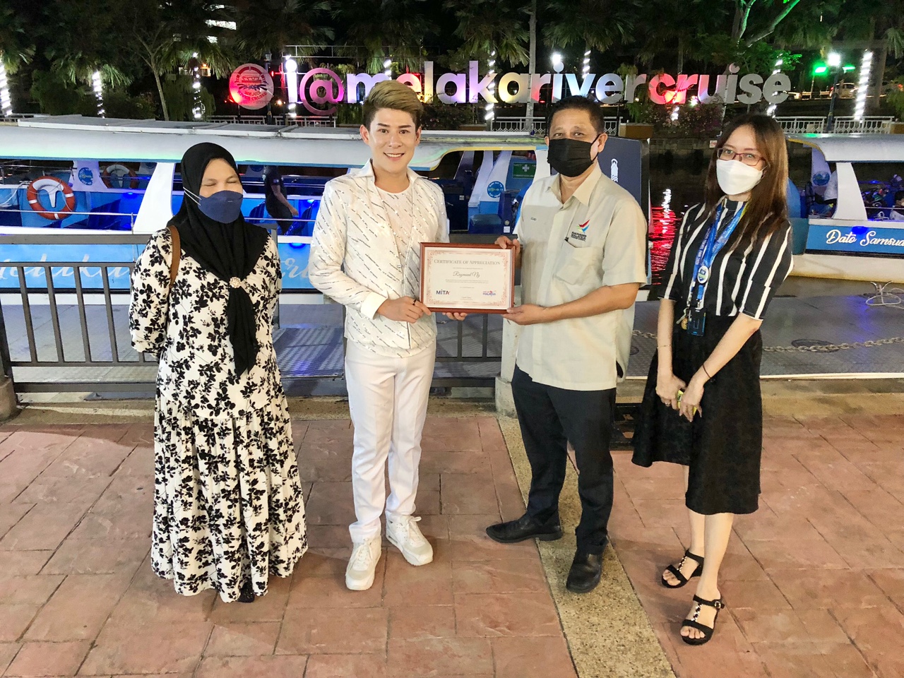 携40粉丝直播夜游马六甲河  黄铭德获颁旅游感谢状