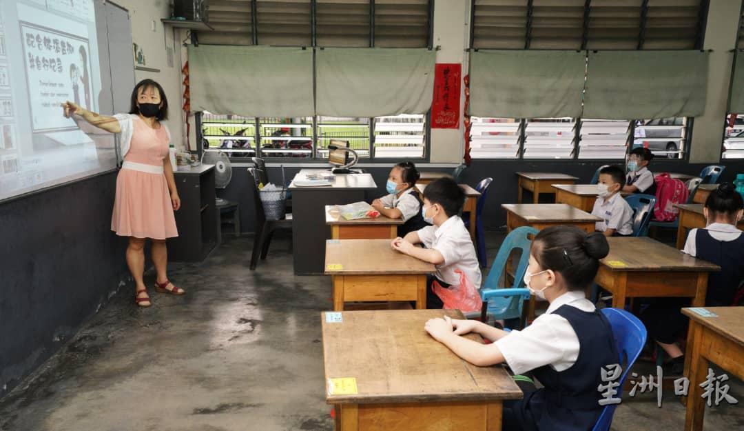 教师若无合理理由拒接种冠病疫苗，家长教育行动组织：应自动辞职