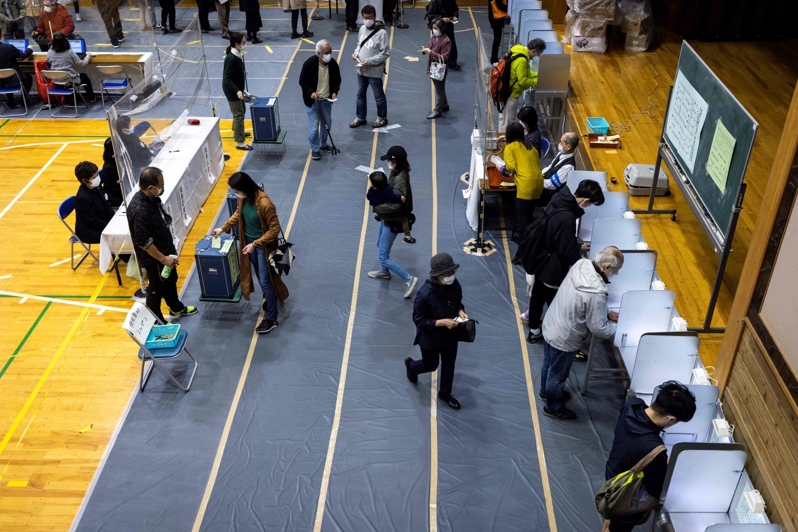 日本众院大选投票 自民党或保住执政权但失议席