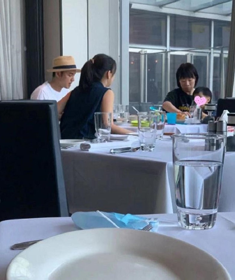 明道一家三口同框.1岁儿五官超像爸