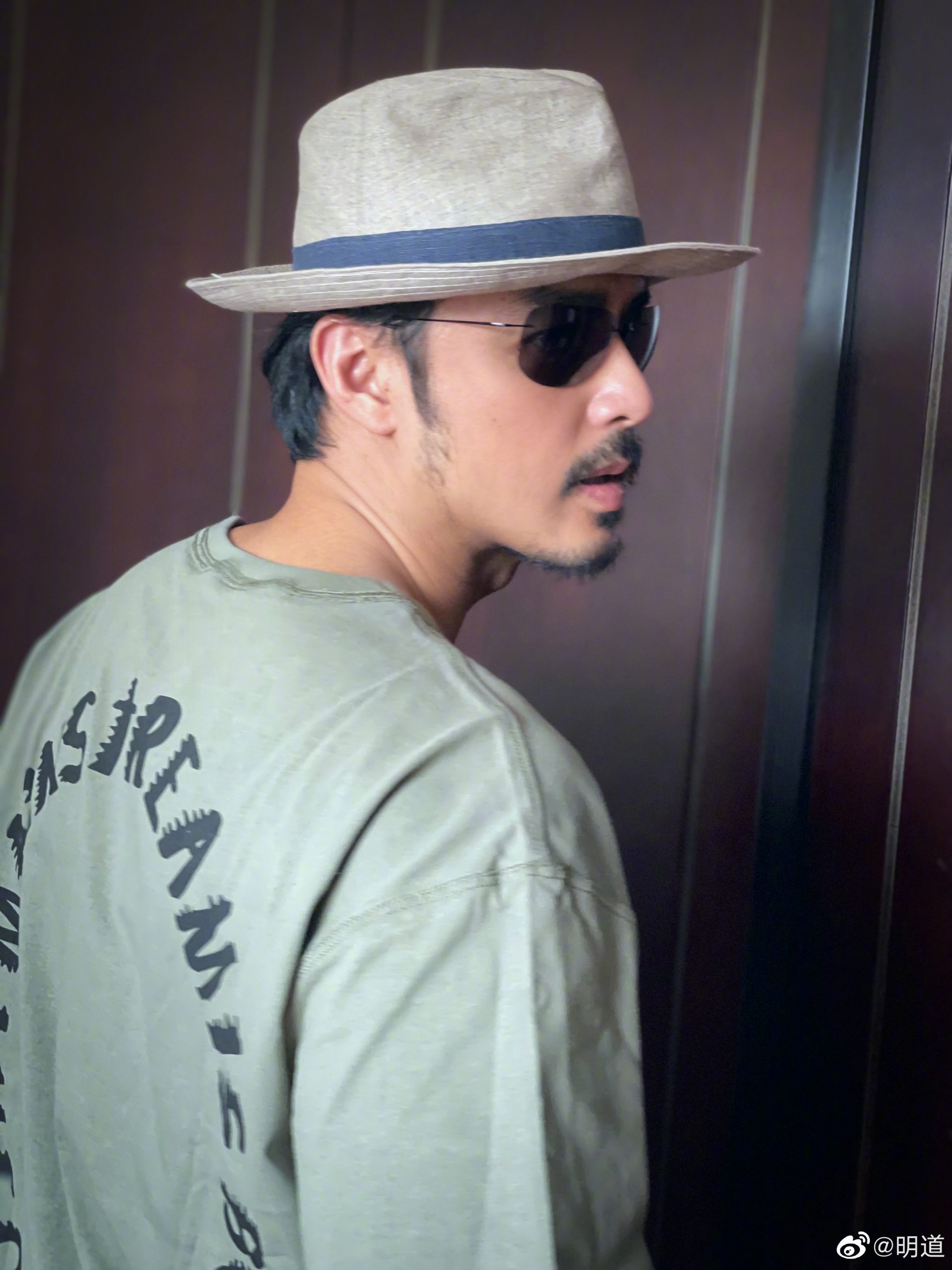 明道一家三口同框.1岁儿五官超像爸