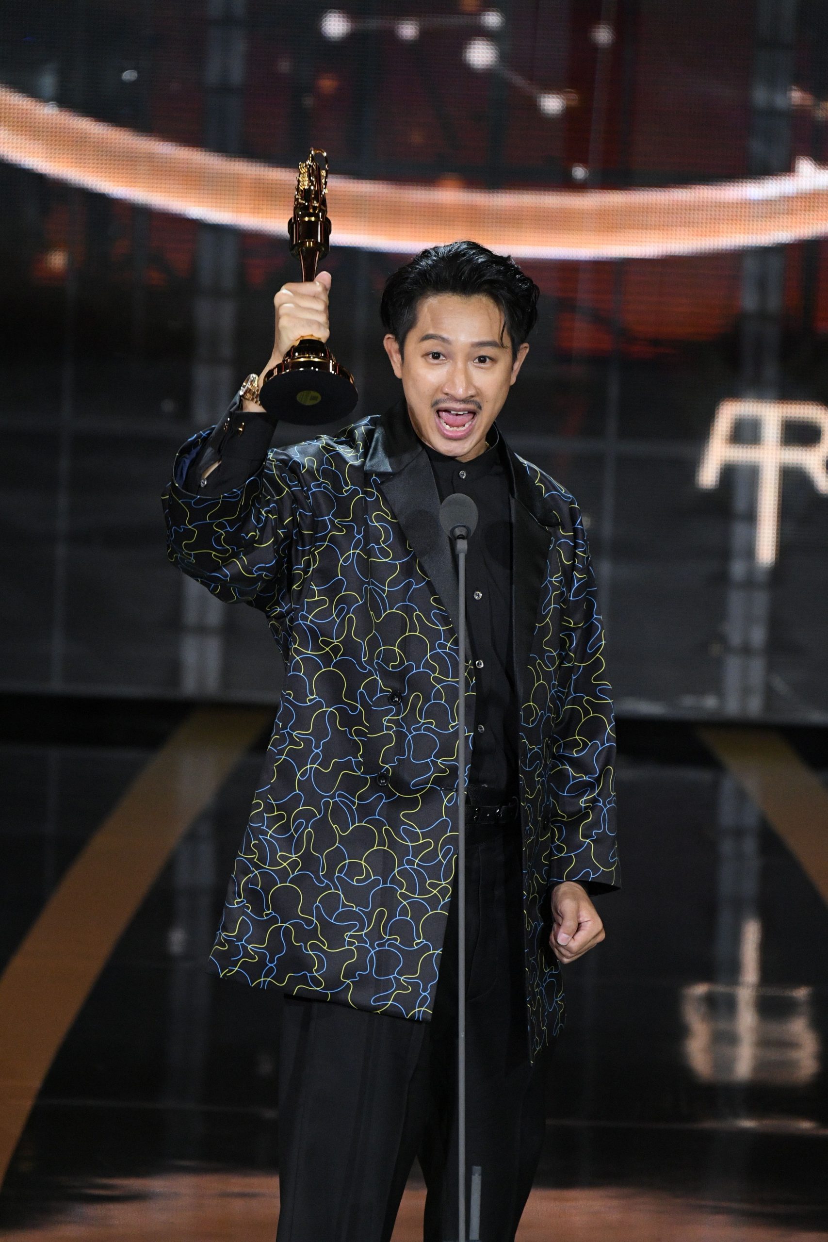 昔被酸不红拖累周杰伦 邱凯伟夺金钟喊话：老板，久等了	