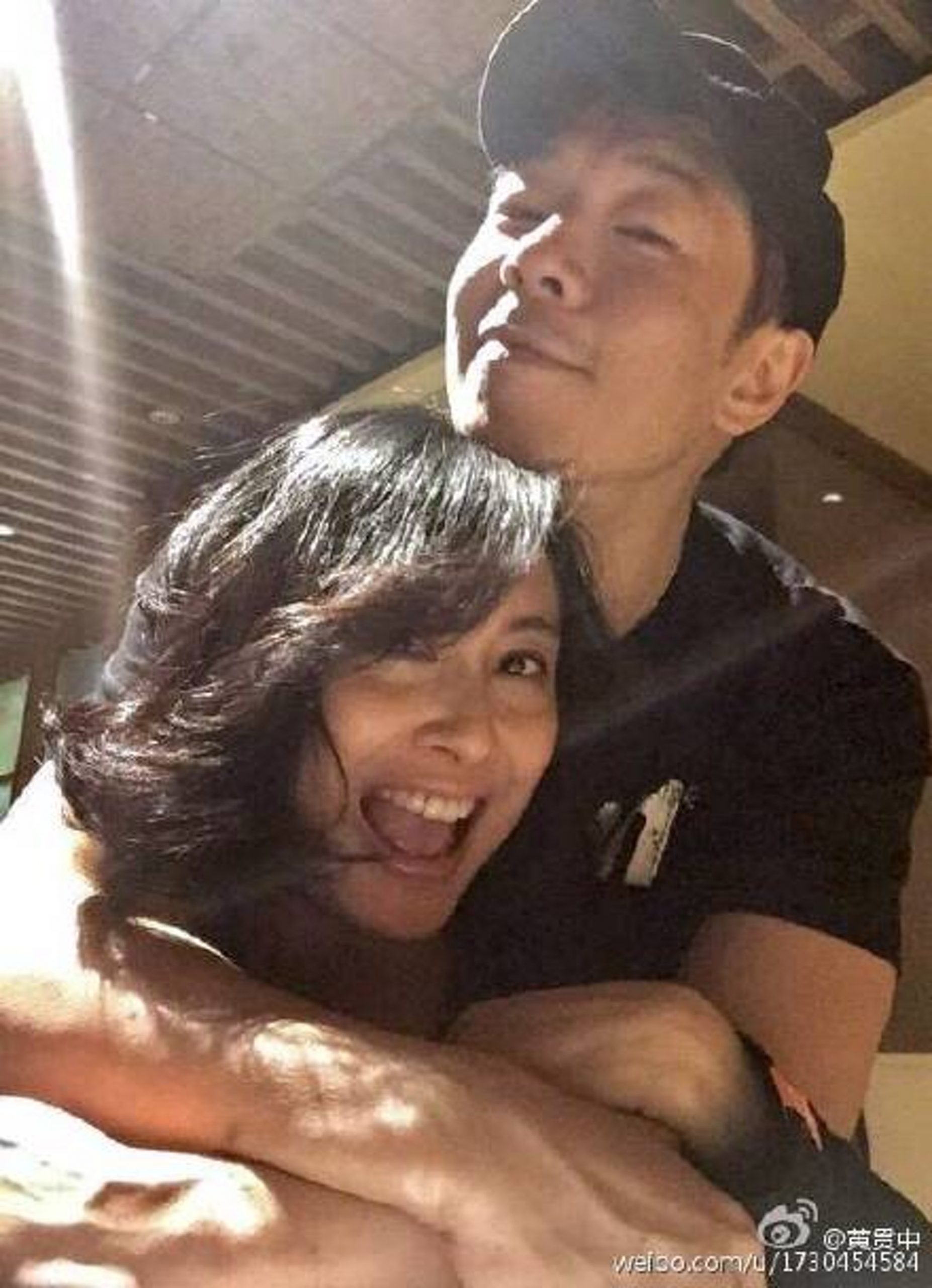 晒放闪照为朱茵庆生‧黄贯中喊话“等我回家”