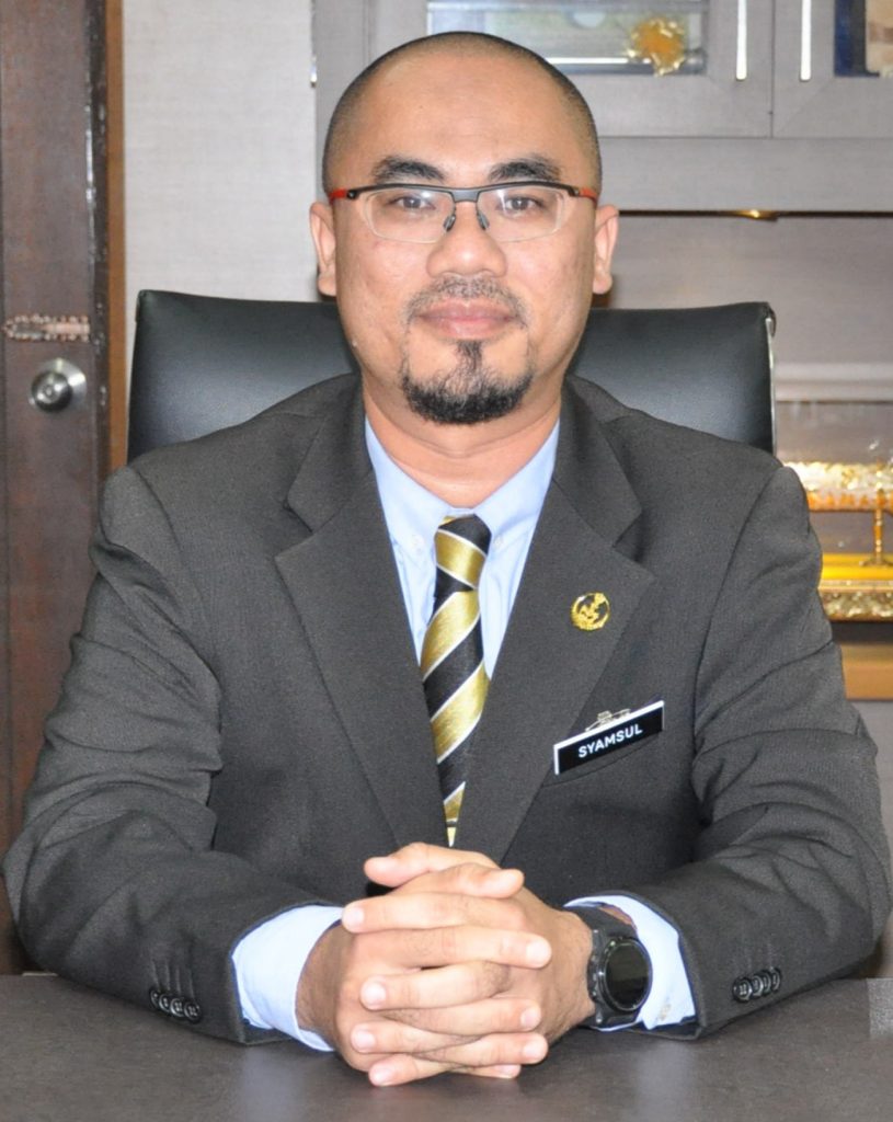 曼绒市议会默迪卡礼堂围篱外 步行道暗藏“杀机”